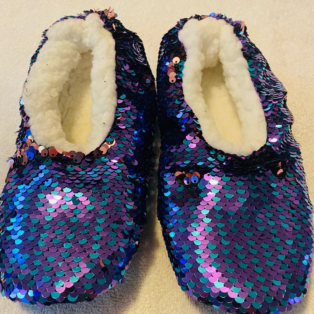 Brand New Comfy Fuzzy Slippers By Anything But Monday - Girls Size 5 - box 19